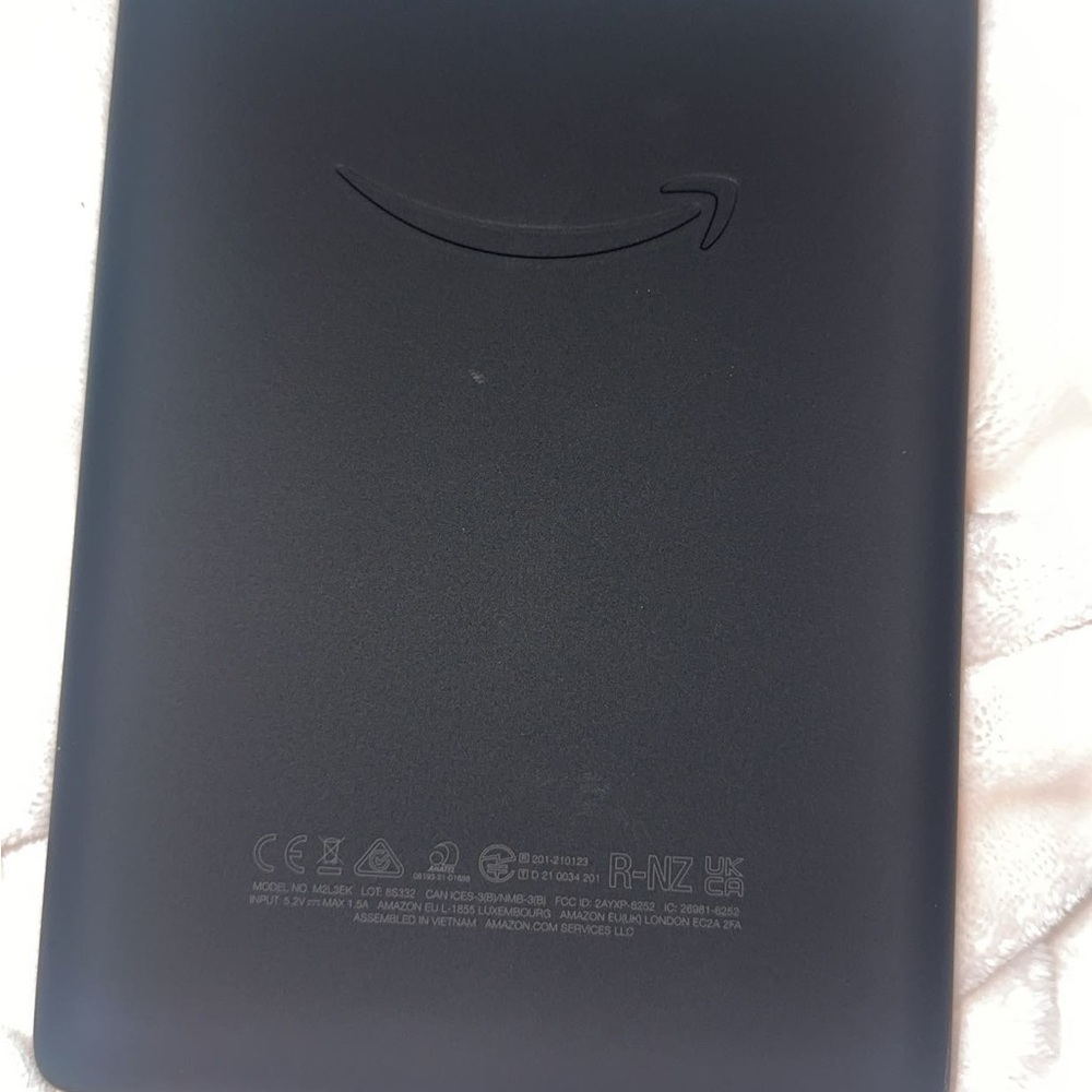 Kindle Paperwhite (8GB) w/ Case - Picture 5 of 11